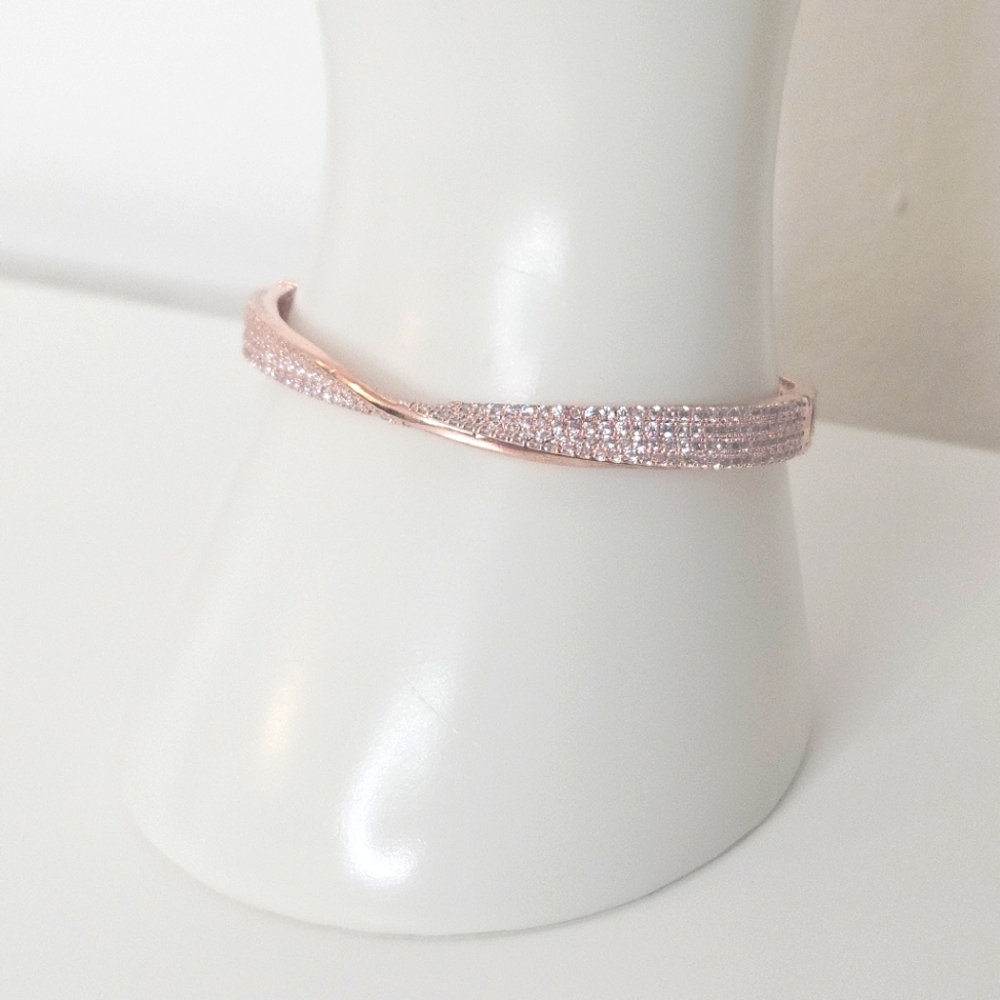 🔥NWT rose gold plated and sparkly stone twist hinged bangle/ bracelet